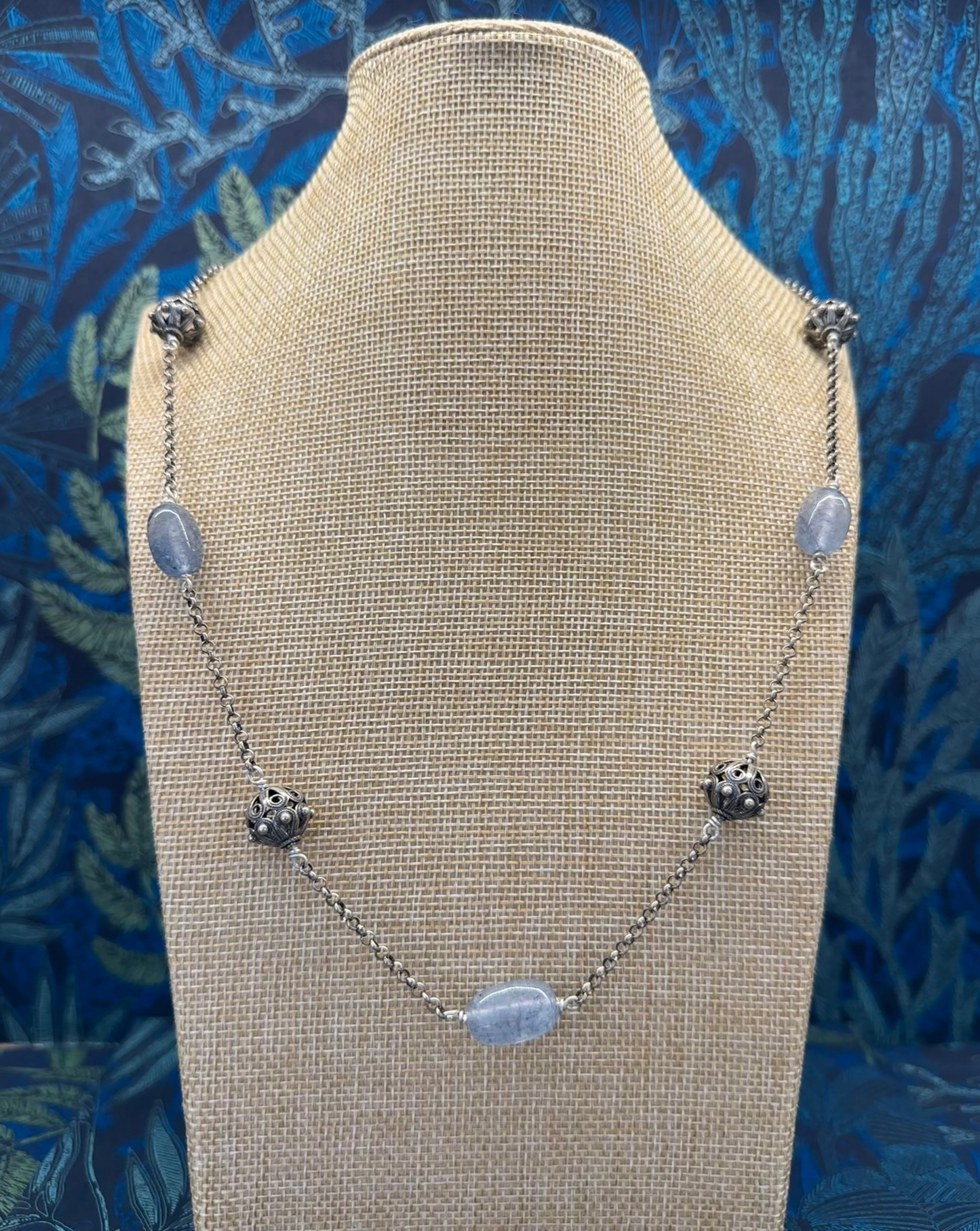Collar largo con botones ibicencos y piedras naturales