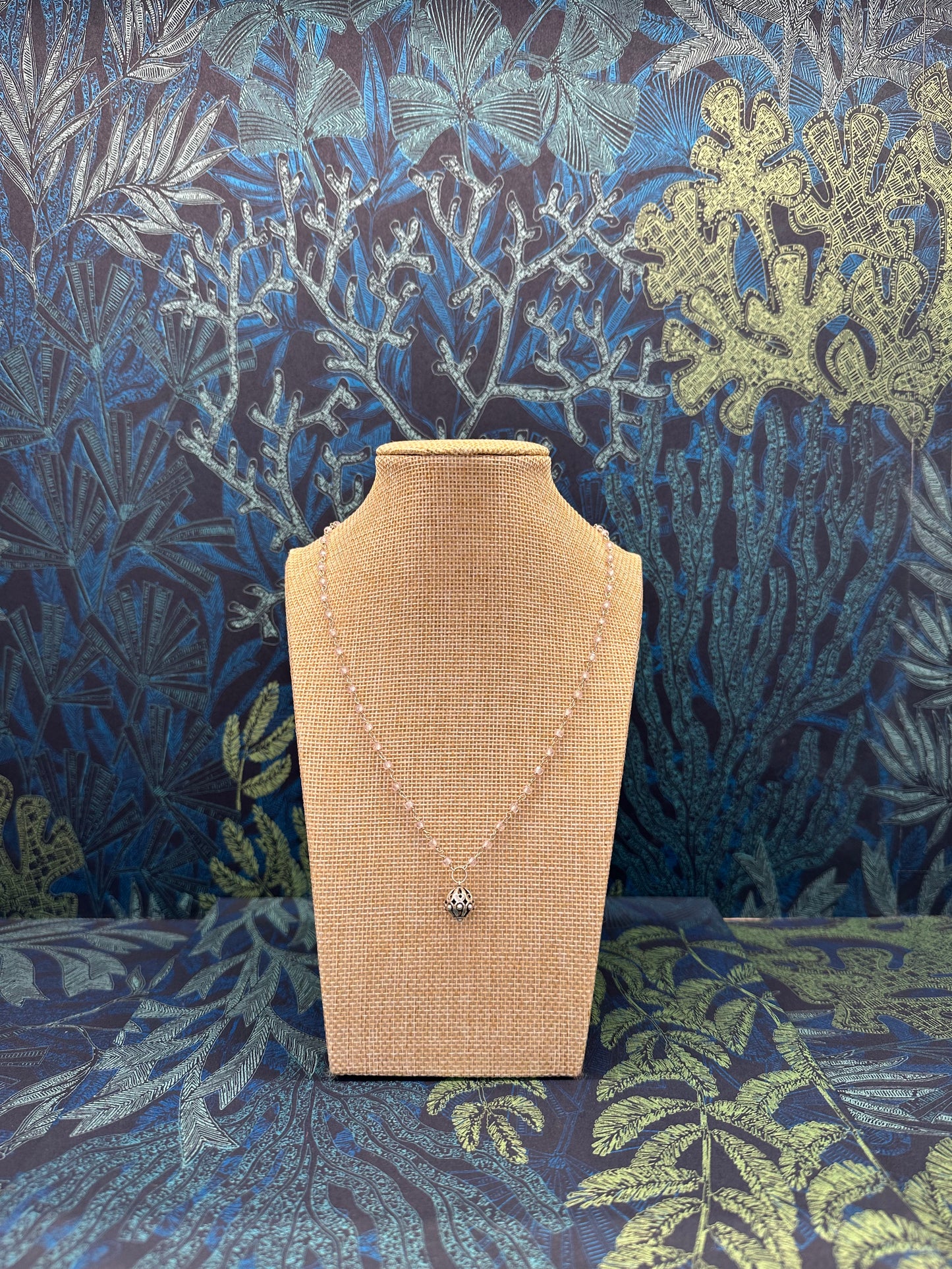 Collar de piedras con botón ibicenco
