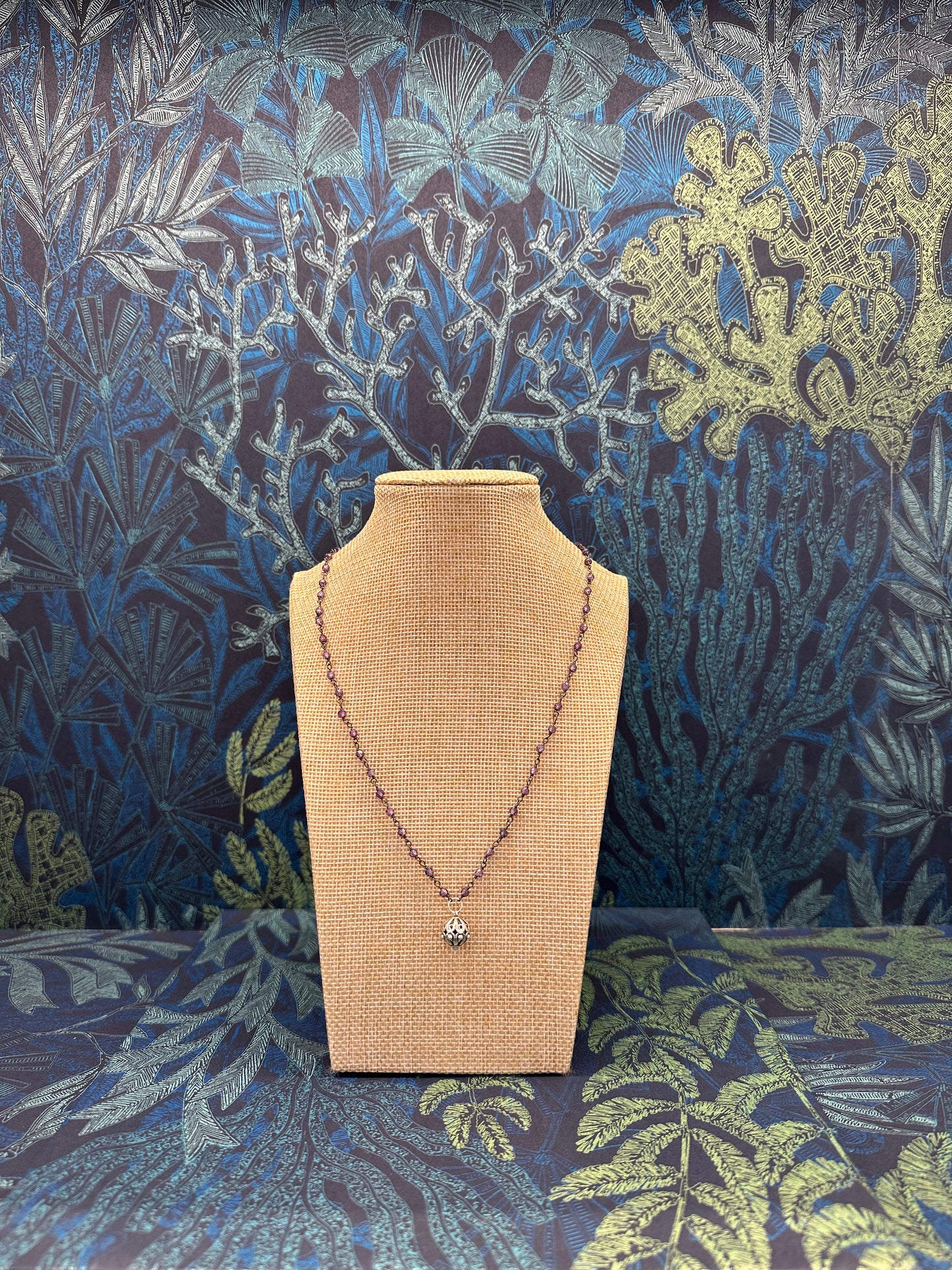 Collar de piedras con botón ibicenco