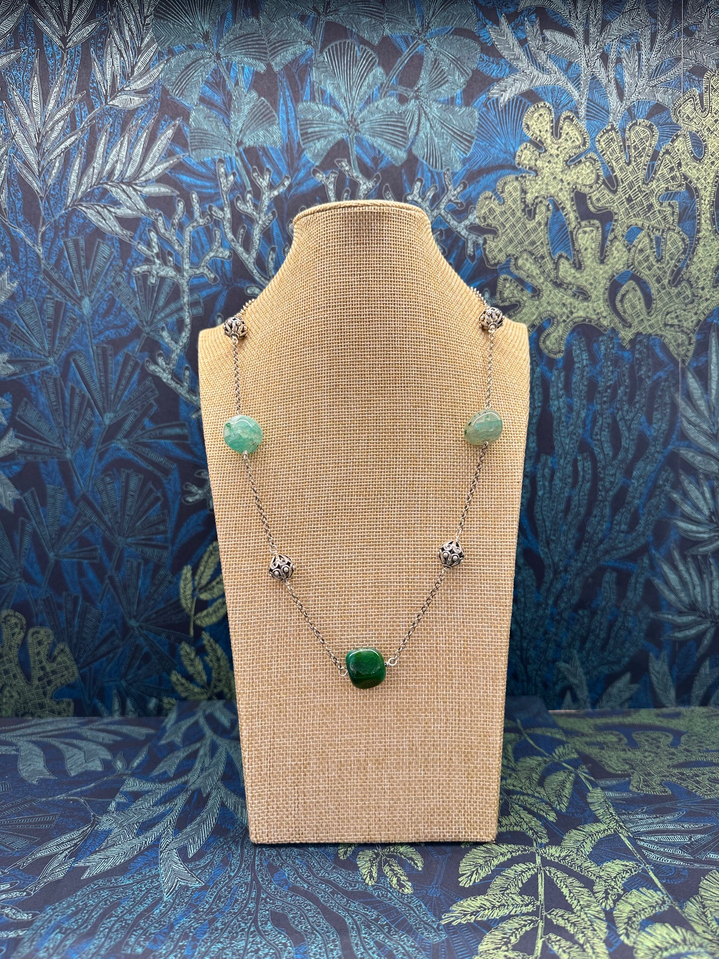 Collar largo con botones ibicencos y piedras naturales
