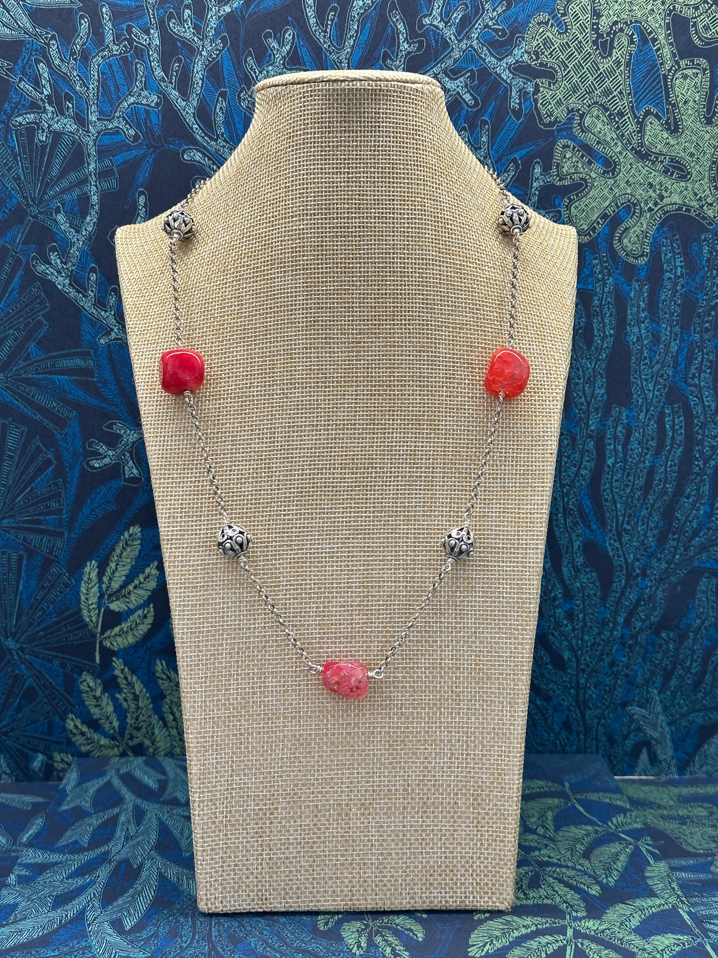 Collar largo con botones ibicencos y piedras naturales