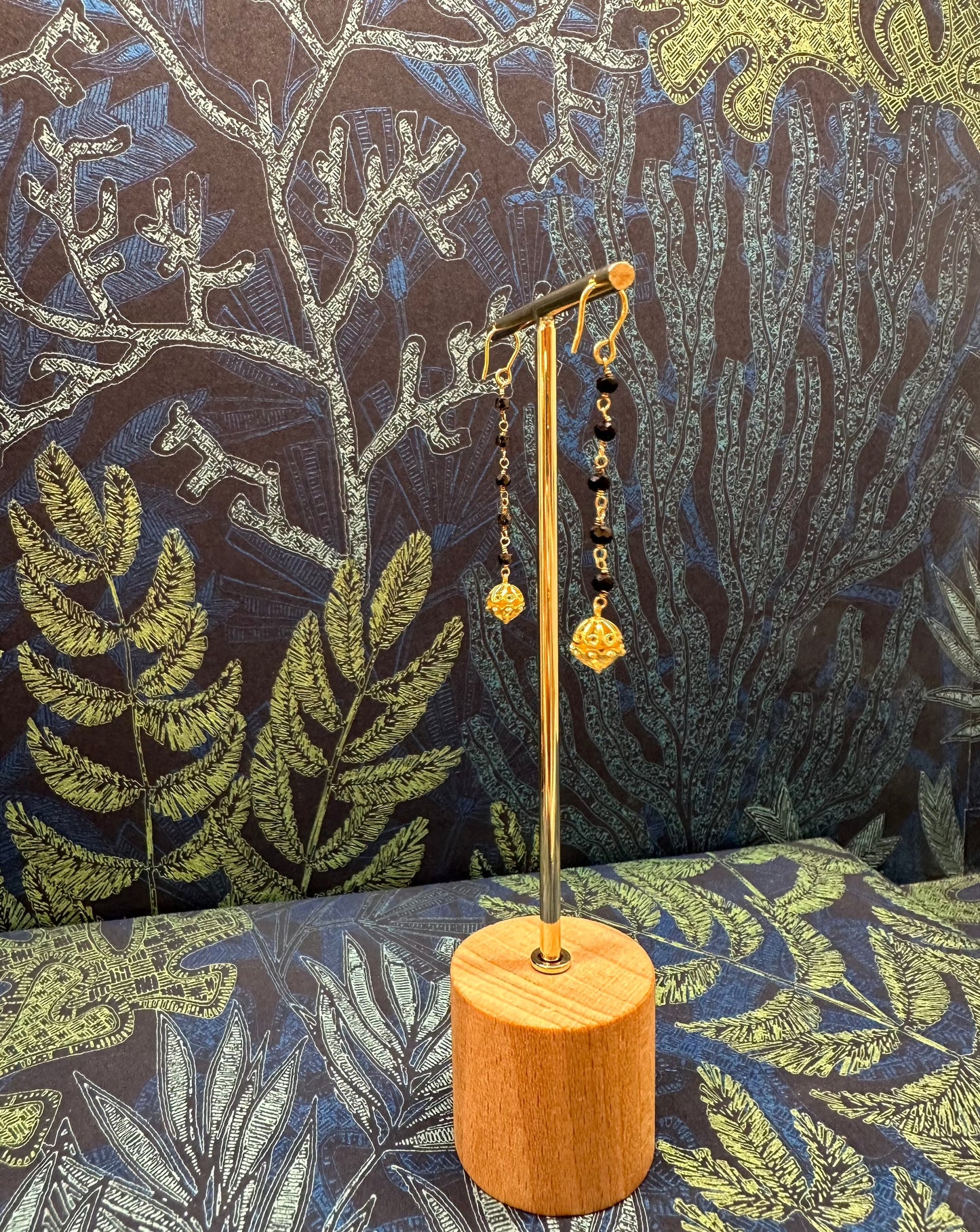 Pendientes largos micropiedra y botón dorados