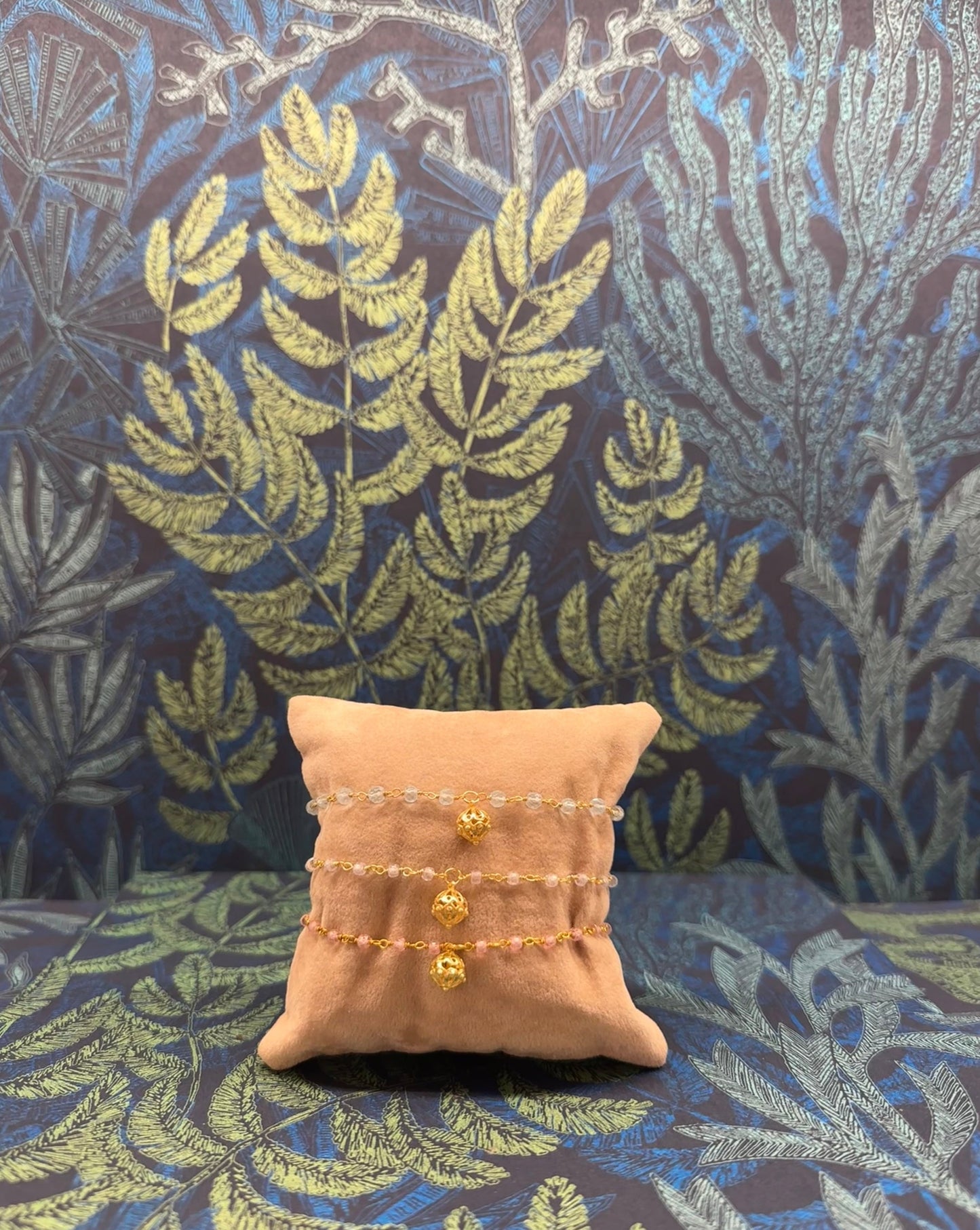 Pulsera piedras colores con botón ibicenco