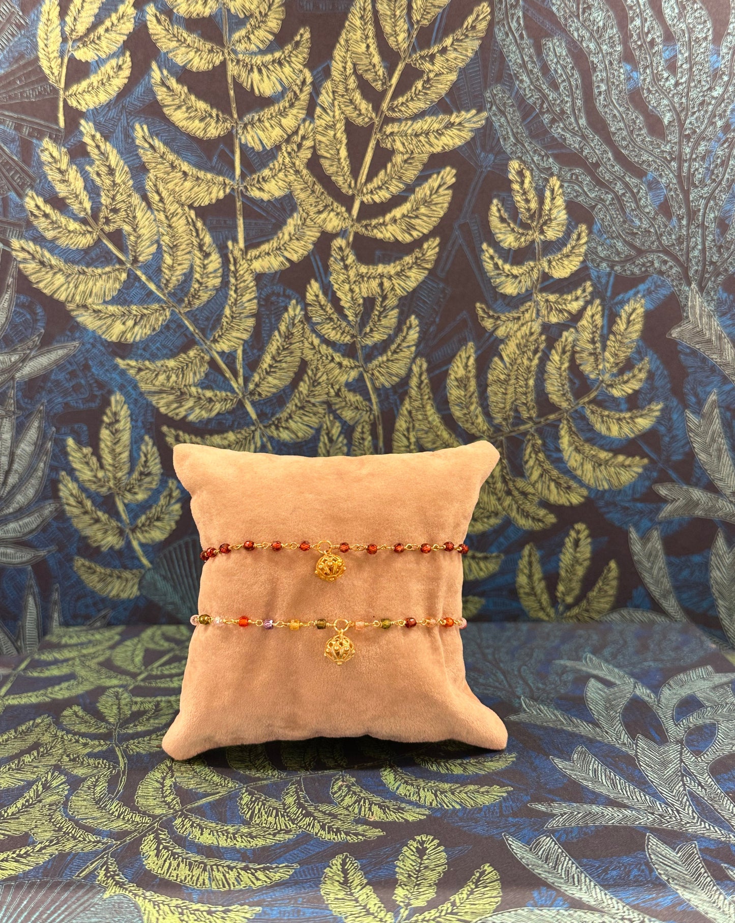 Pulsera piedras colores con botón ibicenco