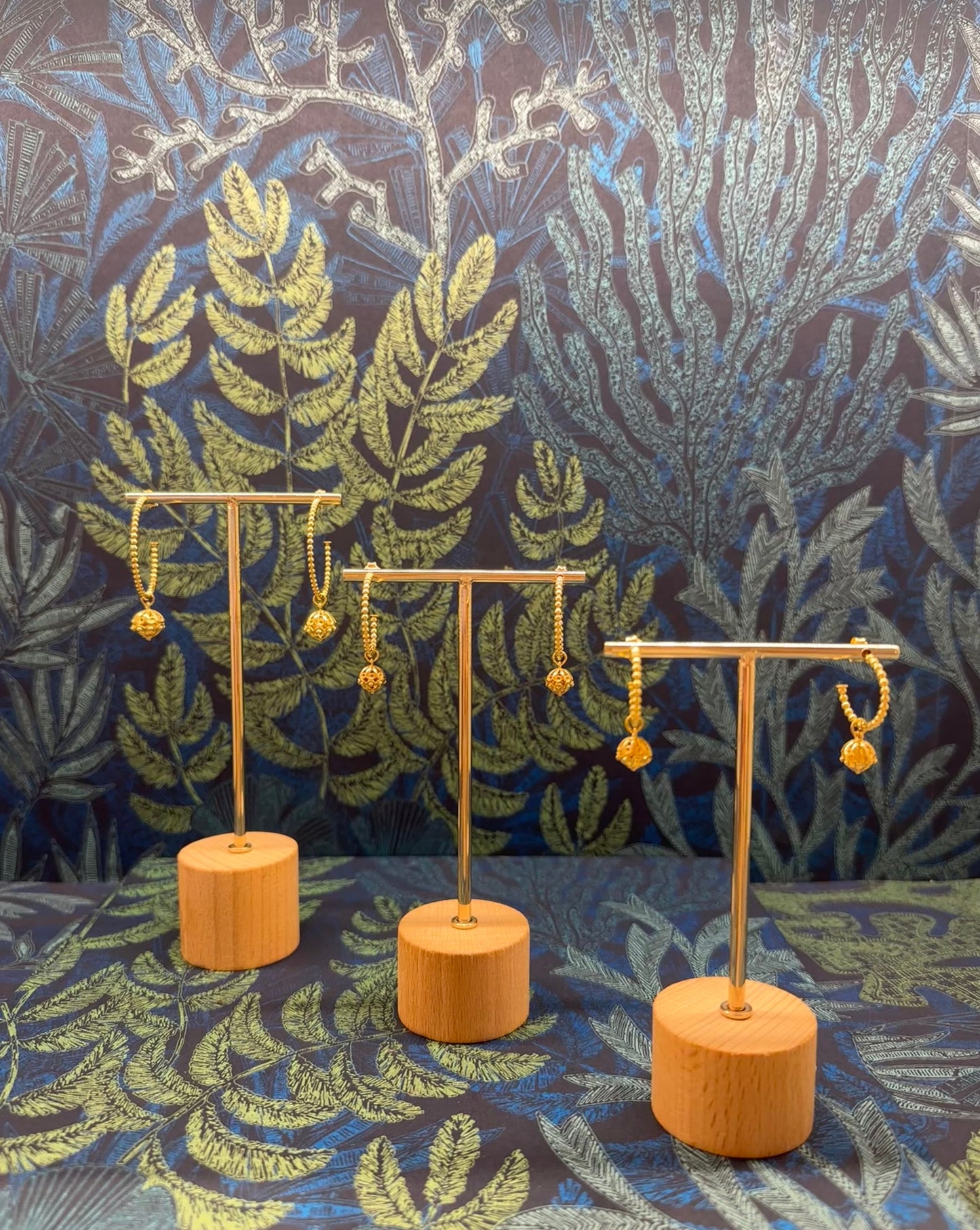 Aros dorados grafila con botón ibicenco