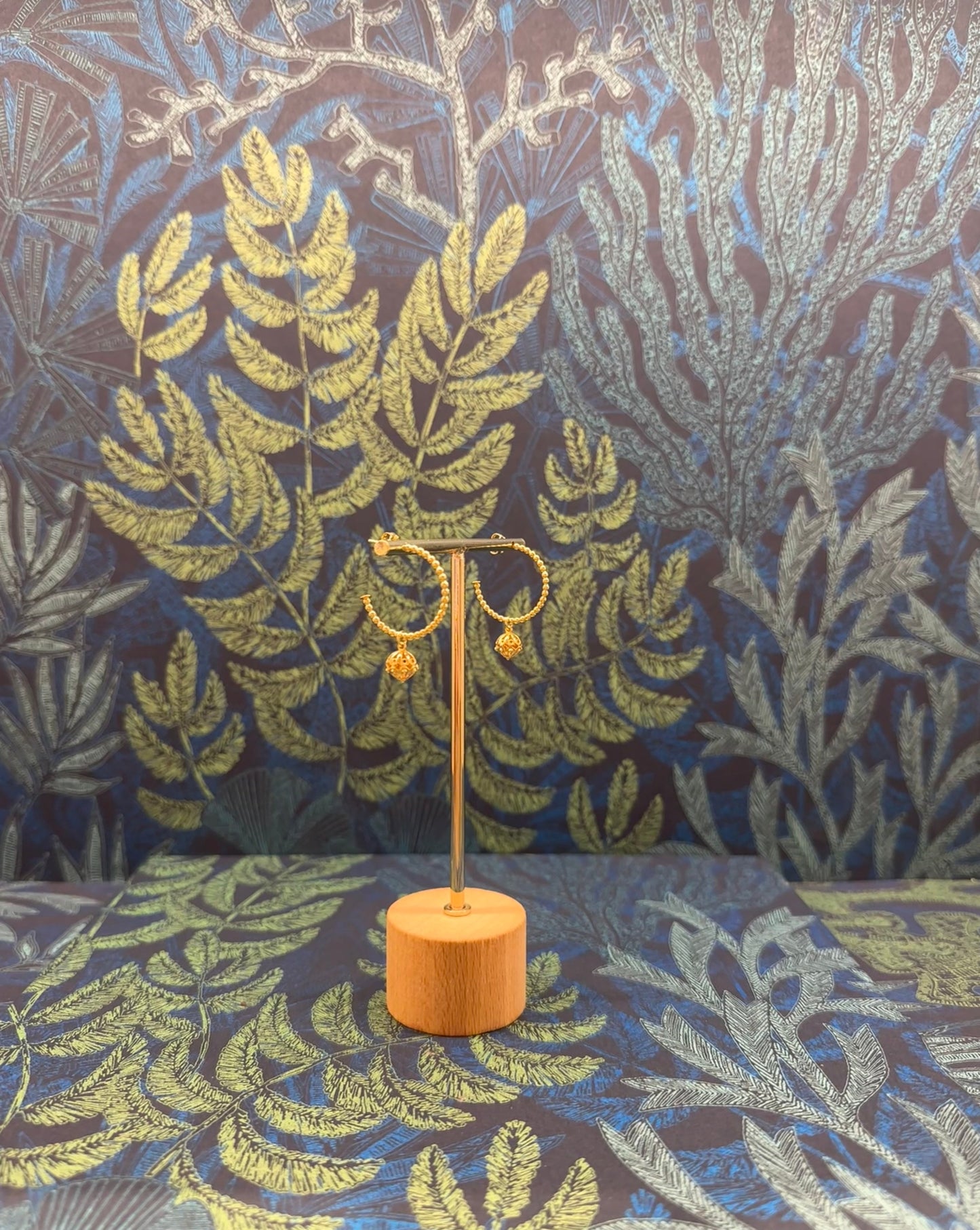 Aros dorados grafila con botón ibicenco