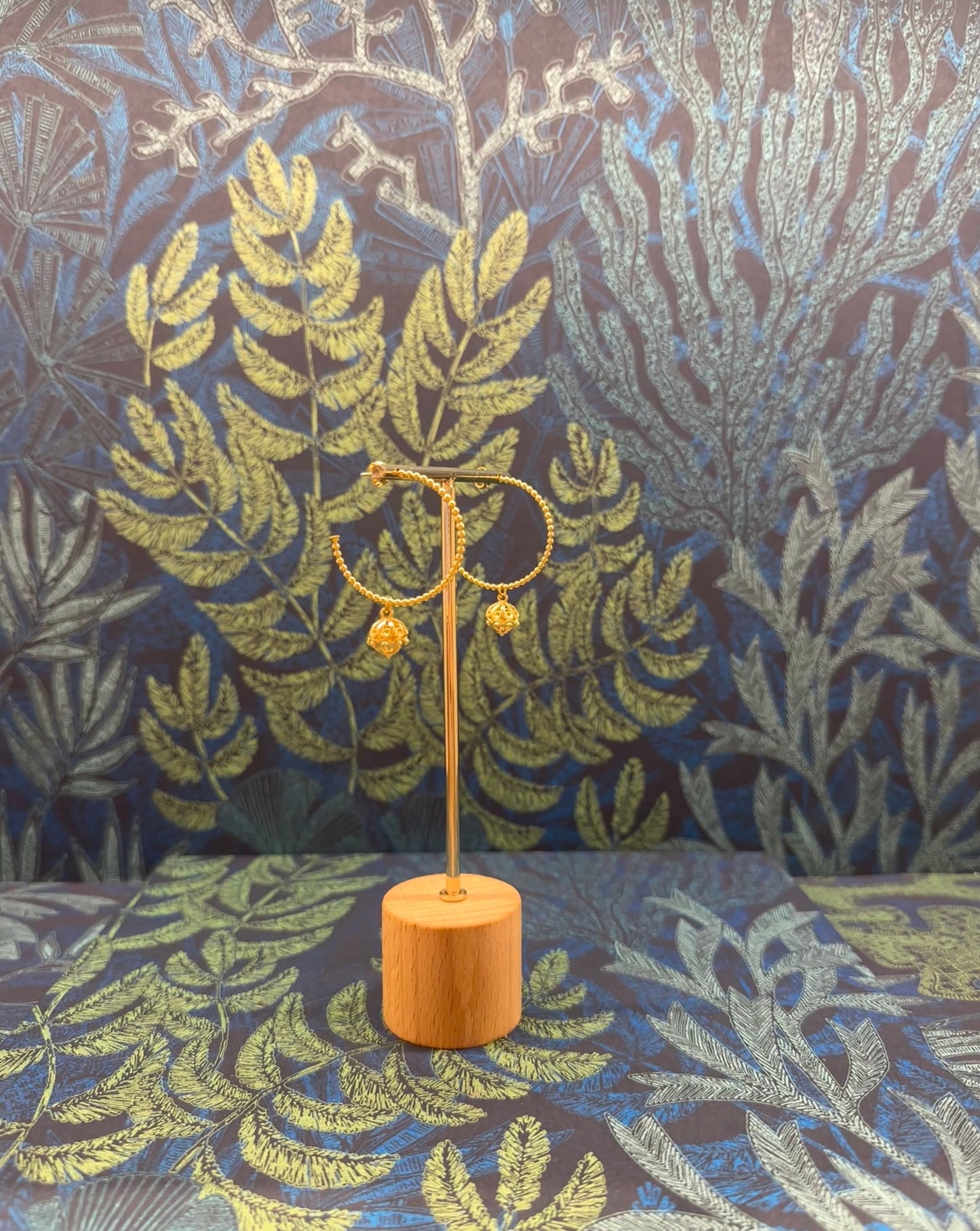 Aros dorados grafila con botón ibicenco