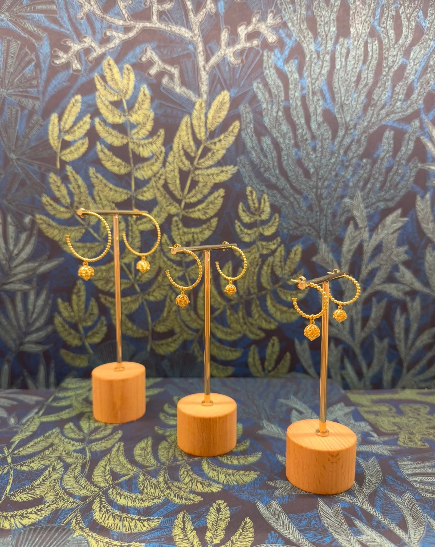 Aros dorados grafila con botón ibicenco