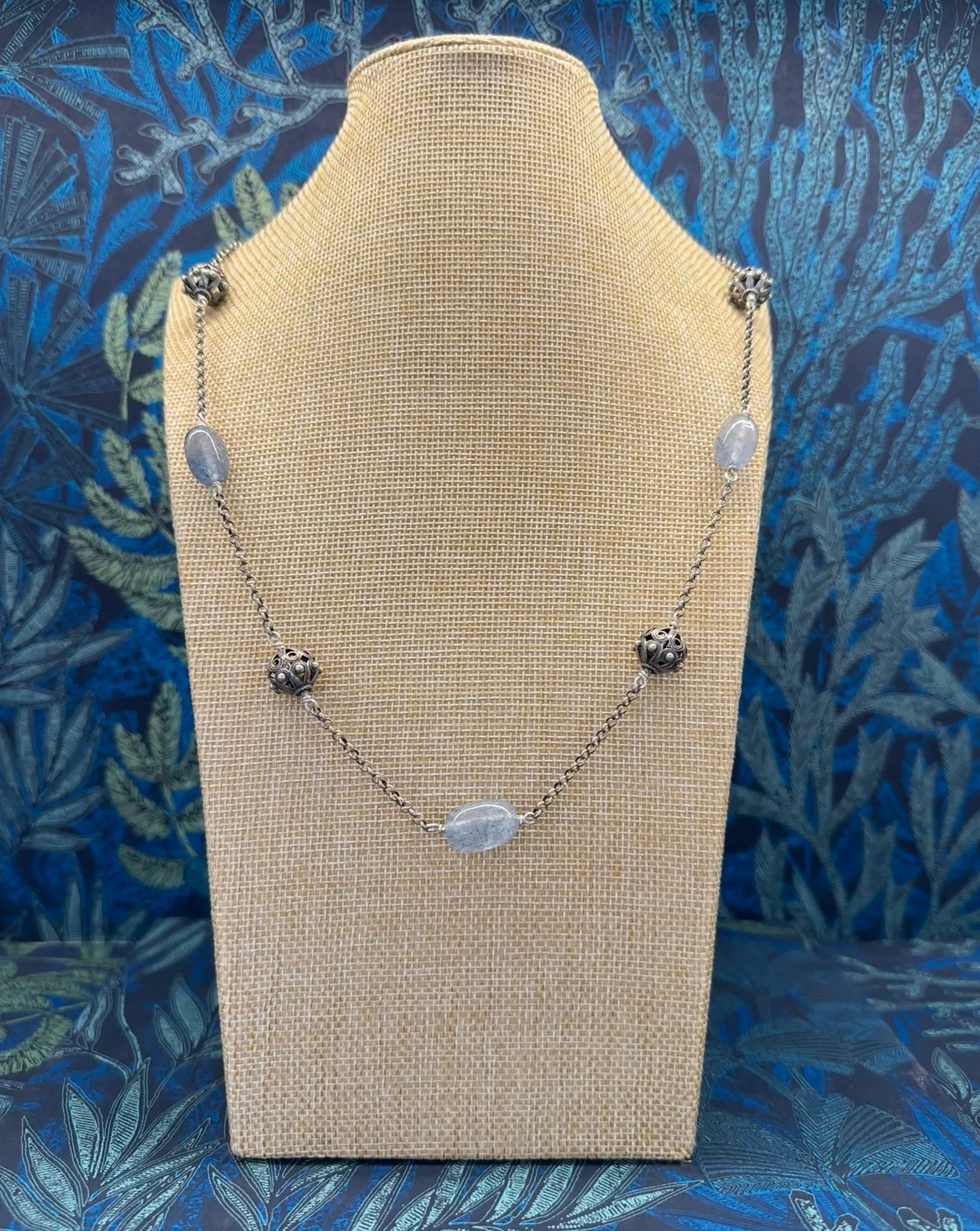 Collar largo con botones ibicencos y piedras naturales