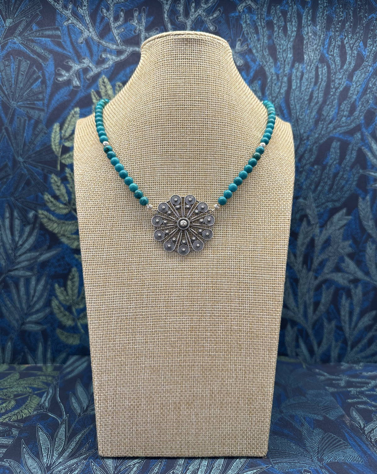 Collar plata y piedra color flor plana