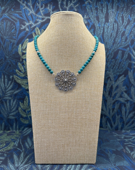 Collar plata y piedra color flor plana
