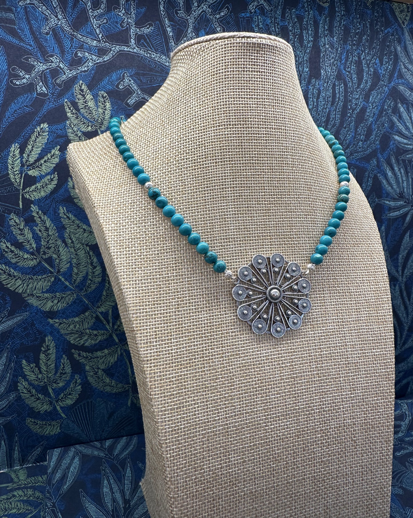 Collar plata y piedra color flor plana