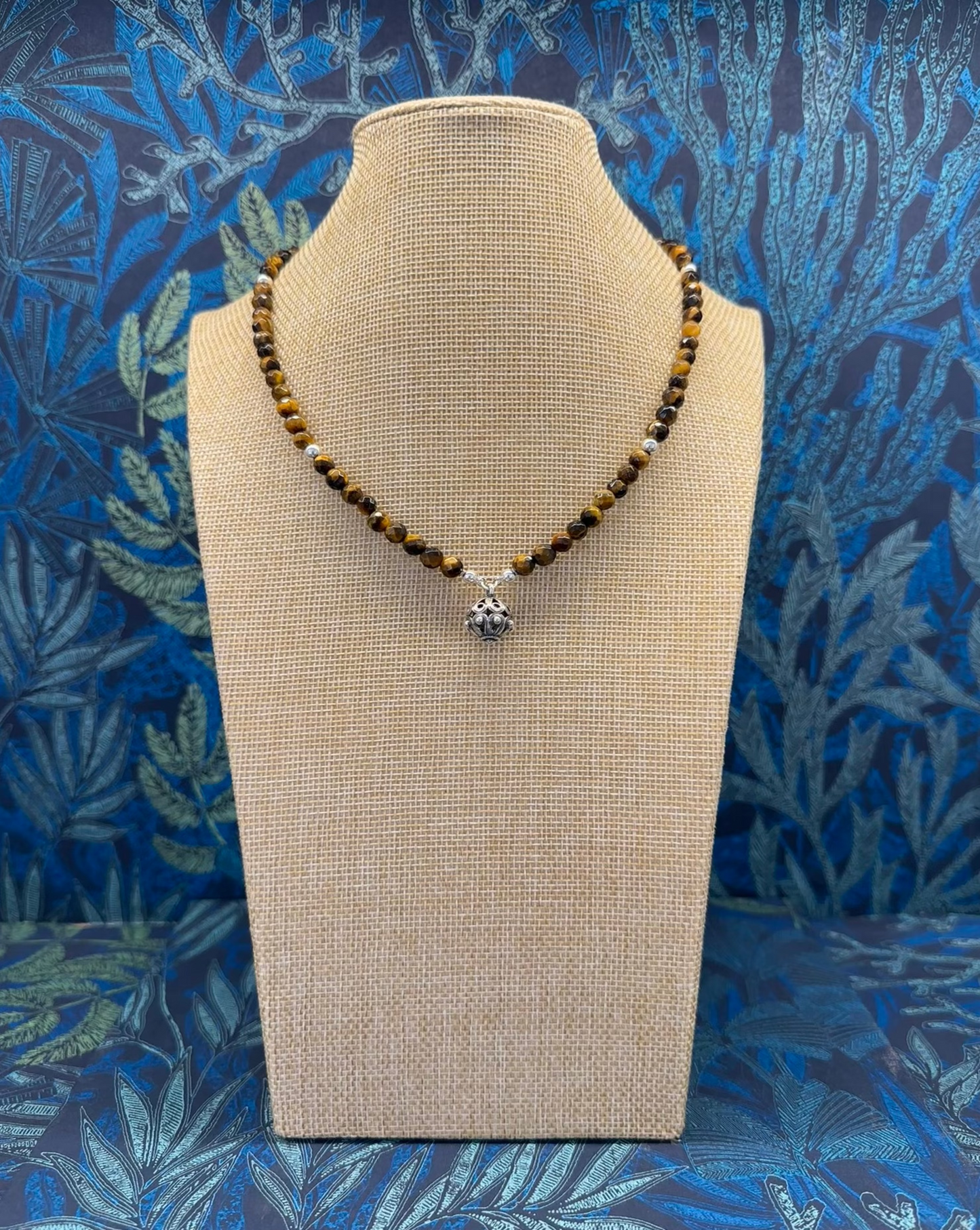 Collar plata y piedra color botón