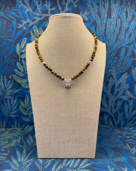 Collar plata y piedra color botón