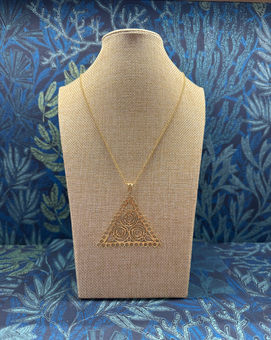 Colgante triángulo filigrana dorado