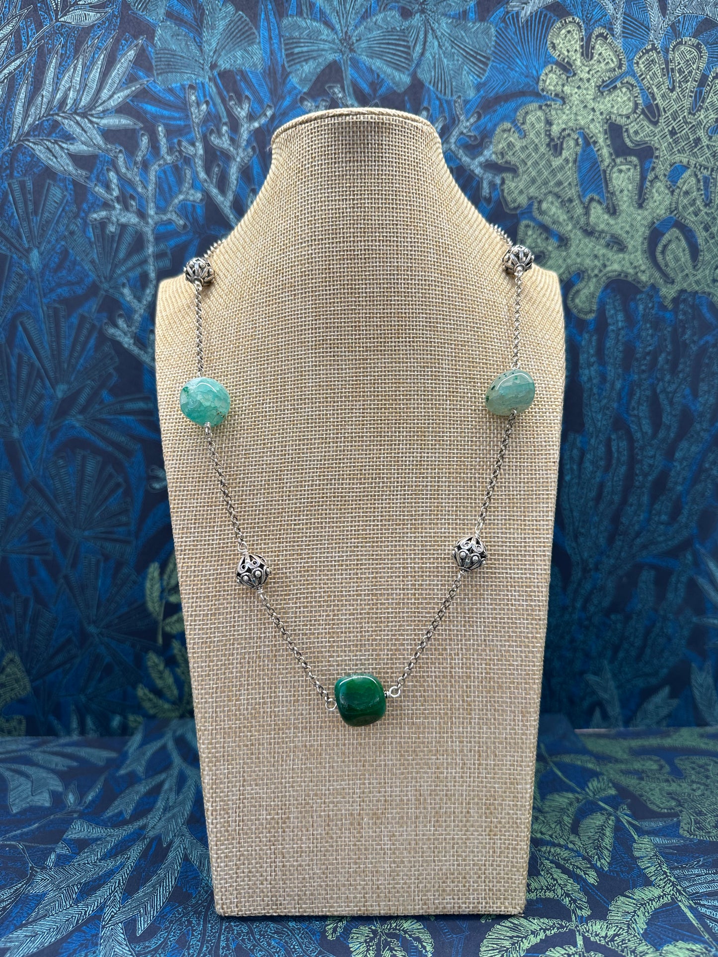 Collar largo con botones ibicencos y piedras naturales