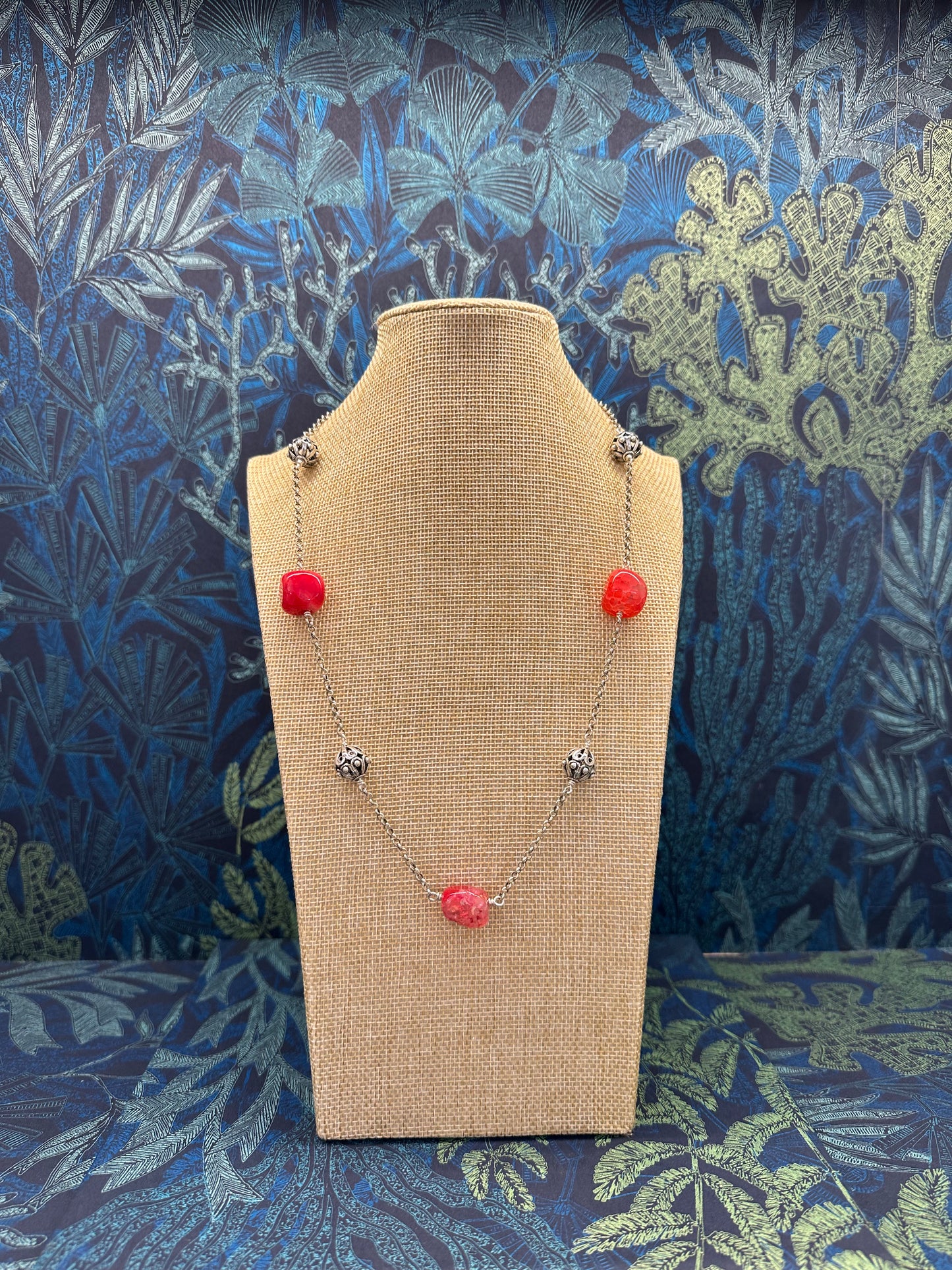 Collar largo con botones ibicencos y piedras naturales