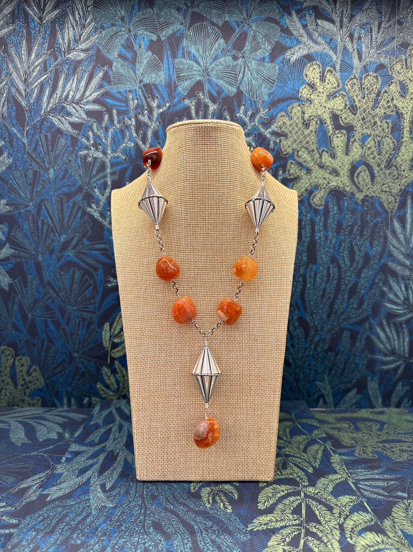 Collar rombo grande con piedras naturales