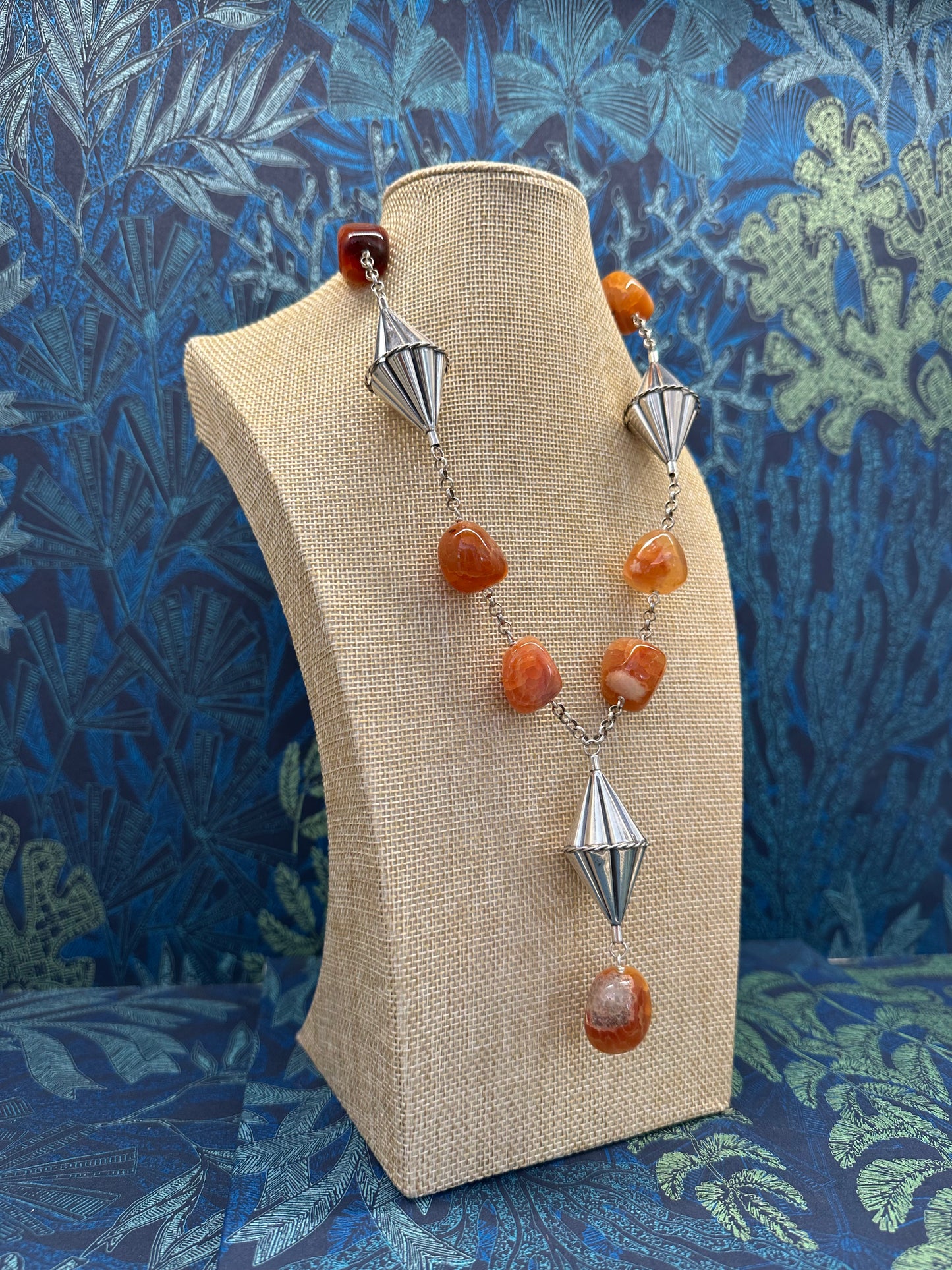 Collar rombo grande con piedras naturales